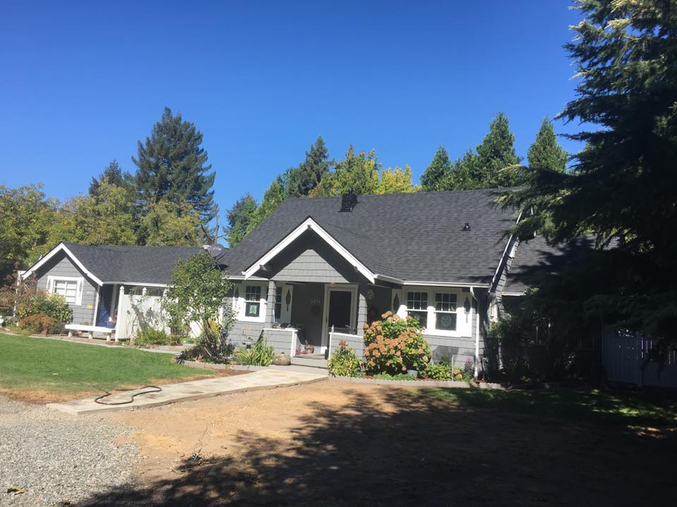 New asphalt shingle roof installation completed by Mike McCloud Construction in Grants Pass, Oregon